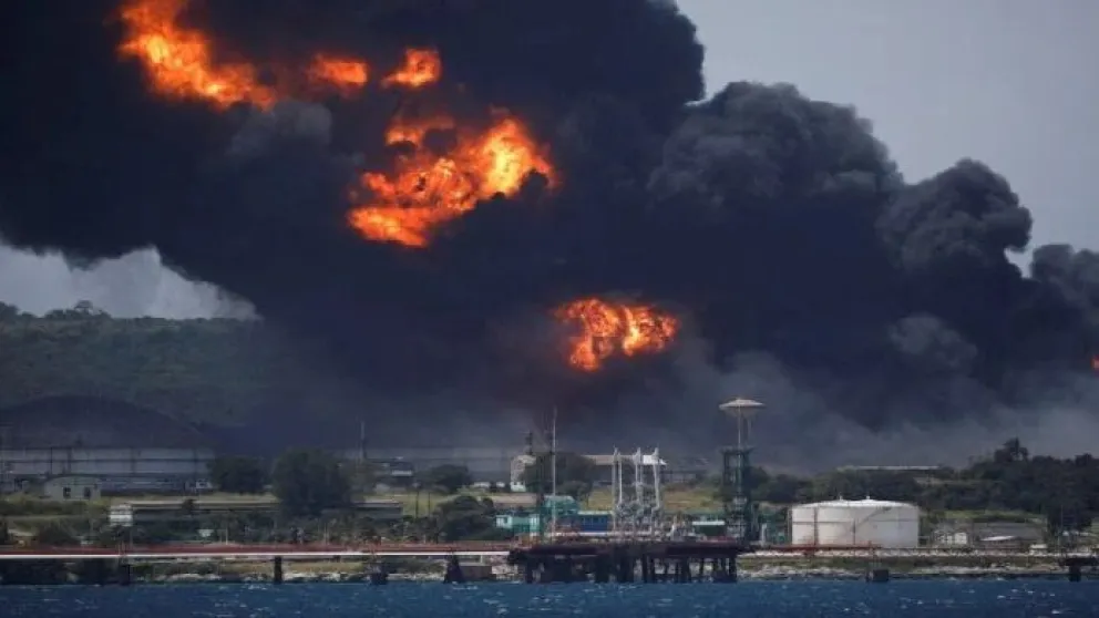 Arden depósitos de combustible en Cuba: el incendio lleva 48 horas, hay 122 heridos y 1900 evacuados