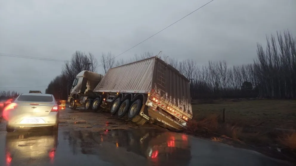 VIDEO: Un camión quedó semi volcado sobre una banquina en la Ruta 22