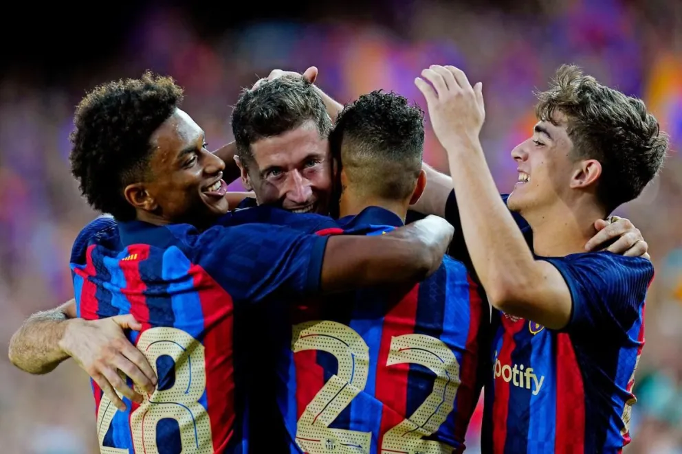 Quién es el rionegrino que se midió con Robert Lewandowski en Barcelona