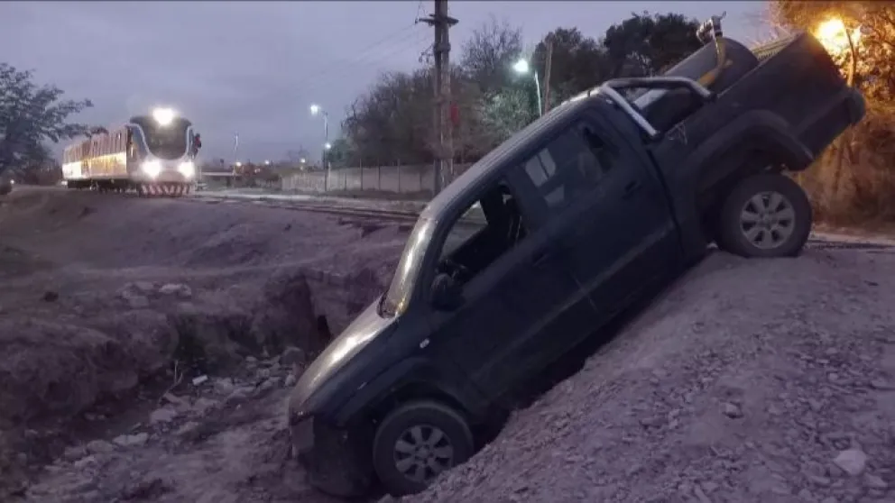 No lo chocó de milagro: venía el tren y una camioneta estaba atascada en las vías 