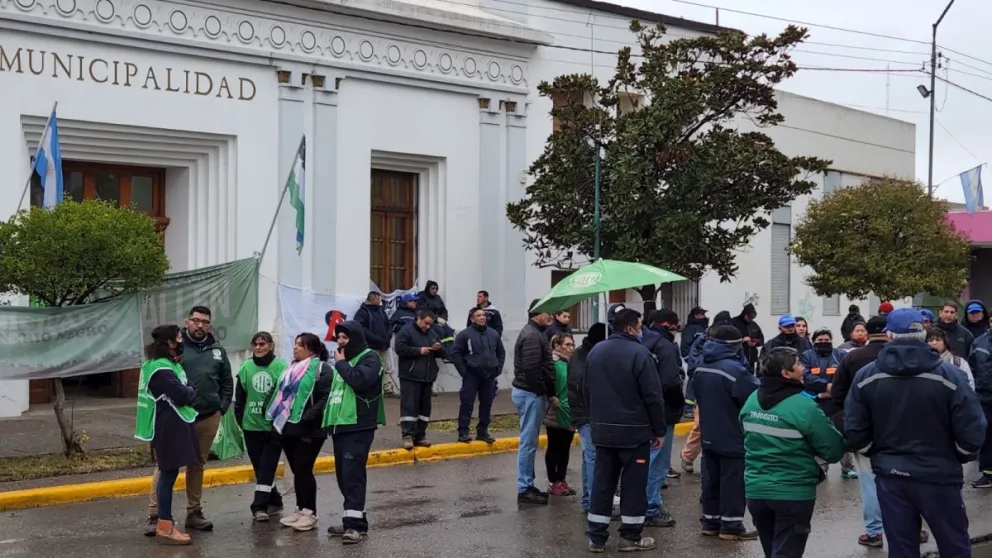 Pararon el municipio hasta obtener una oferta salarial que los conforme