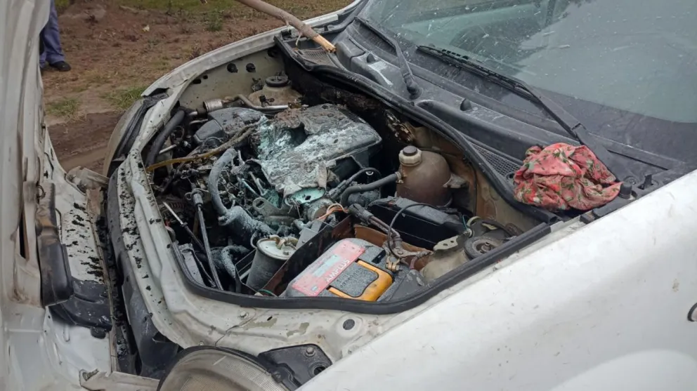Susto en las calles de Viedma: se le prendió fue la camioneta y lo salvó otro conductor 