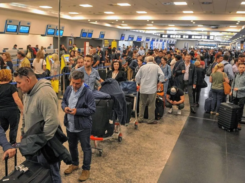 Cancelaciones y demoras por una medida gremial en el Aeroparque