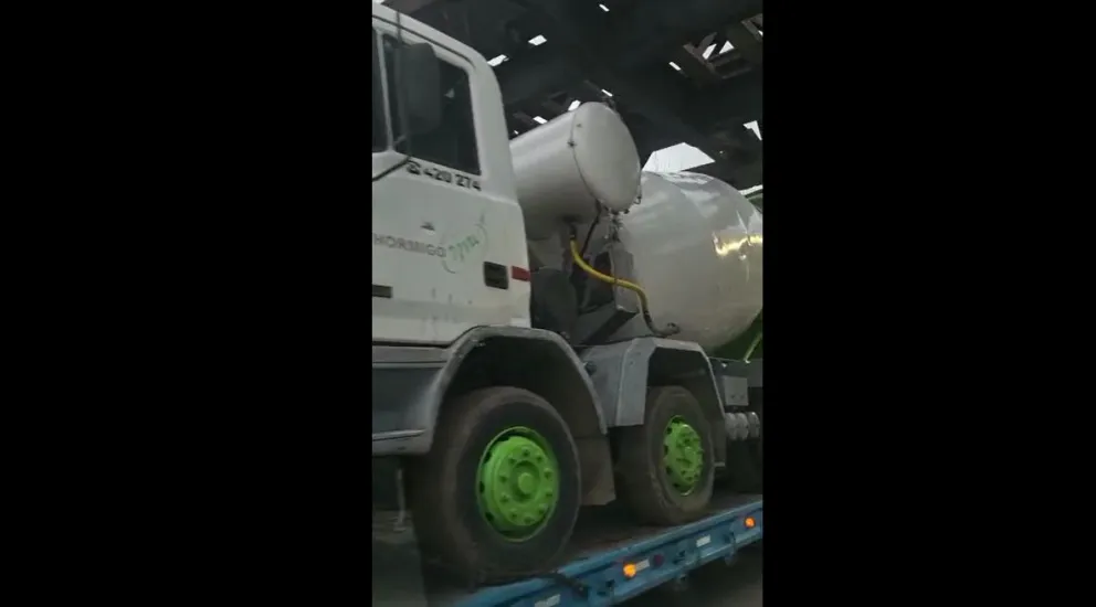 VIDEO: Le fallaron los cálculos, chocó contra el Puente Ferroviario y quedó "atascado"