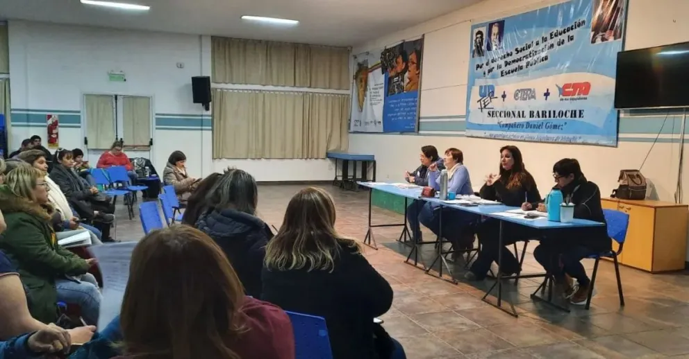 UnTER Bariloche llega al Congreso docente con mandato de rechazo y paro de 96 horas 