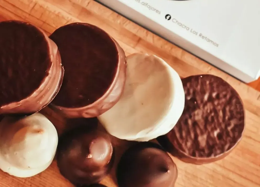 Estudió cocina en Bariloche, es emprendedora en la Comarca y produce el “mejor alfajor triple” del mundo