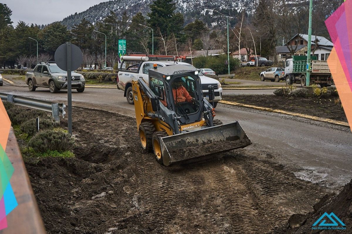 Trabajan para encauzar el agua en la Cuesta de los Andes