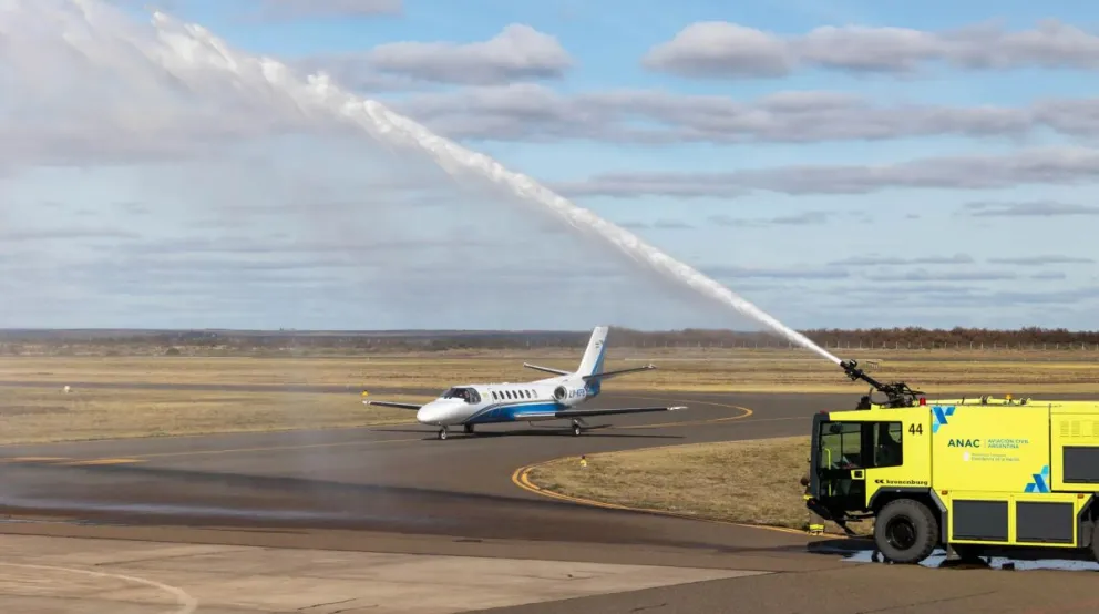 Un arco de agua recibió al avión sanitario que llegó a Viedma tras su reparación