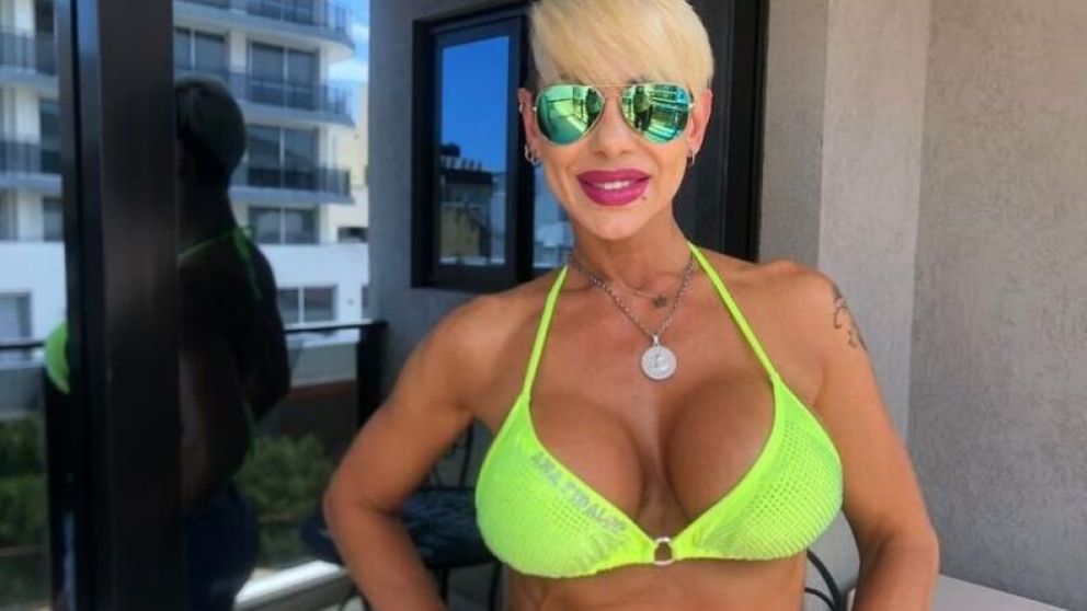 Atrevido posteo de Mónica Farro en microbokini y de espaldas: "¿Venís?" La vedette nacida en Uruguay compartió un video en el que baja las escaleras y provoca a sus seguidores de Instagram.
