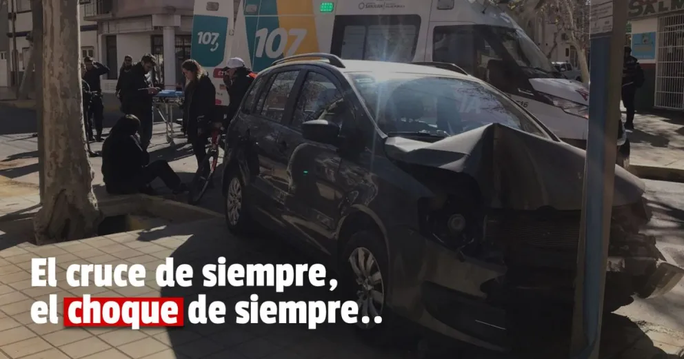 Un auto y una moto impactaron donde hace una semana se dio vuelta una camioneta