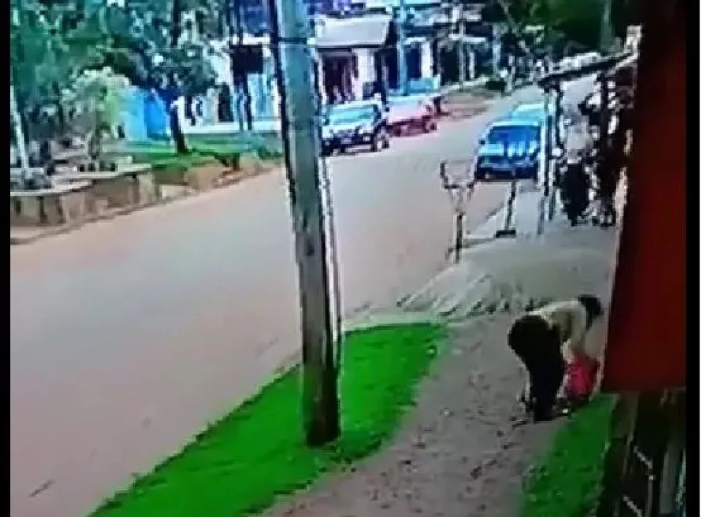 Golpeó brutalmente a su hija en plena calle porque no quería caminar: fue detenida