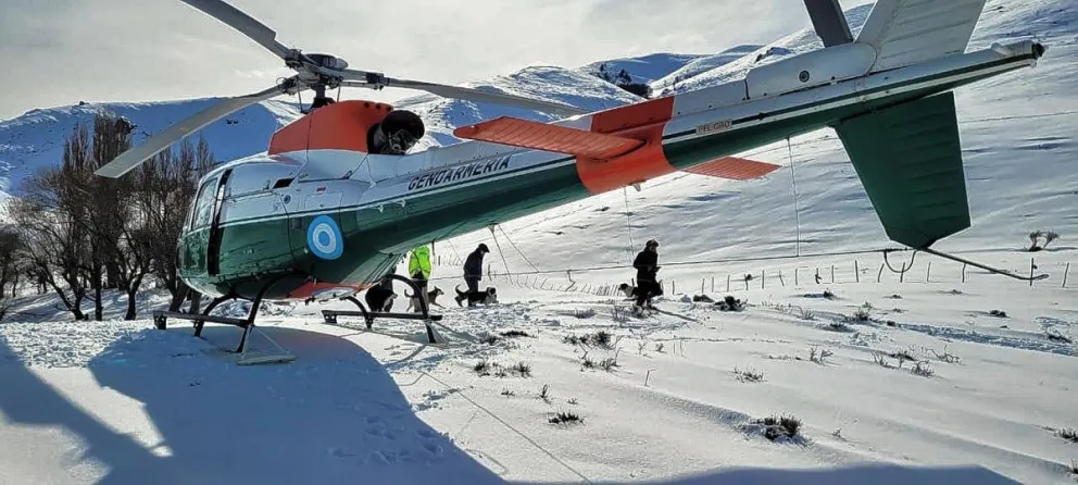 El Gobierno Provincial y Gendarmería Nacional montaron un operativo aéreo para asistir a familias aisladas