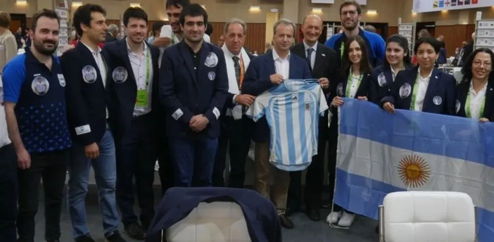 El equipo argentino de ajedrez homenajeó a Maradona en el cierre de las Olimpiadas