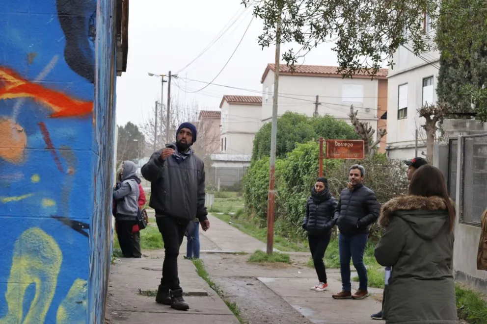 Mirá cómo trabajan los muralistas viedmenses 