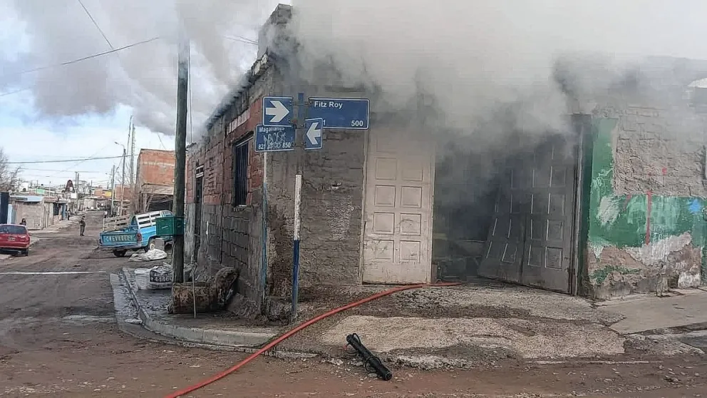 El fuego quemó galpón en incendio que empezó en precaria conexión de luz