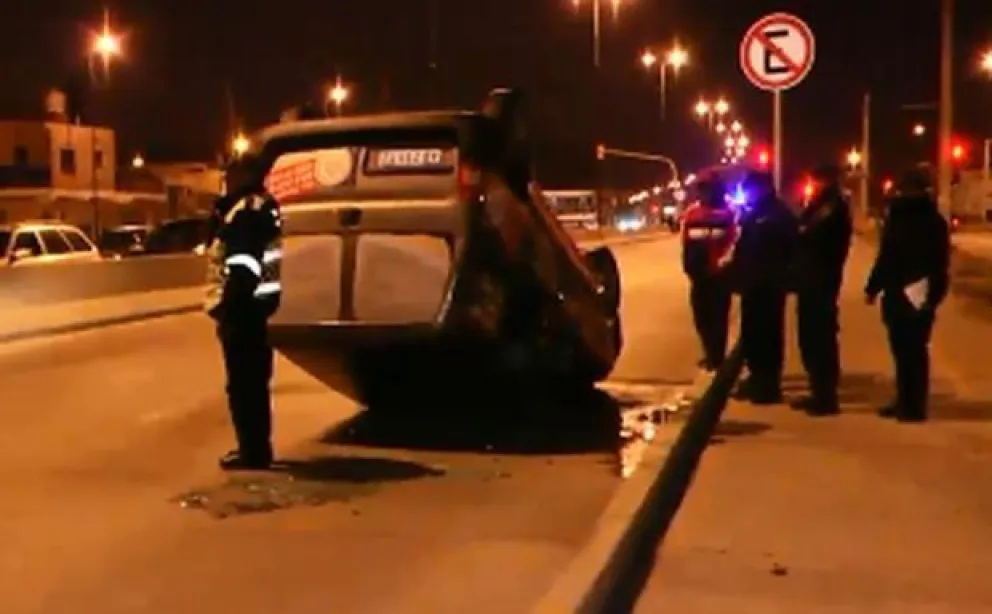 Mañana accidentada: vehículo perdió el control y terminó boca arriba