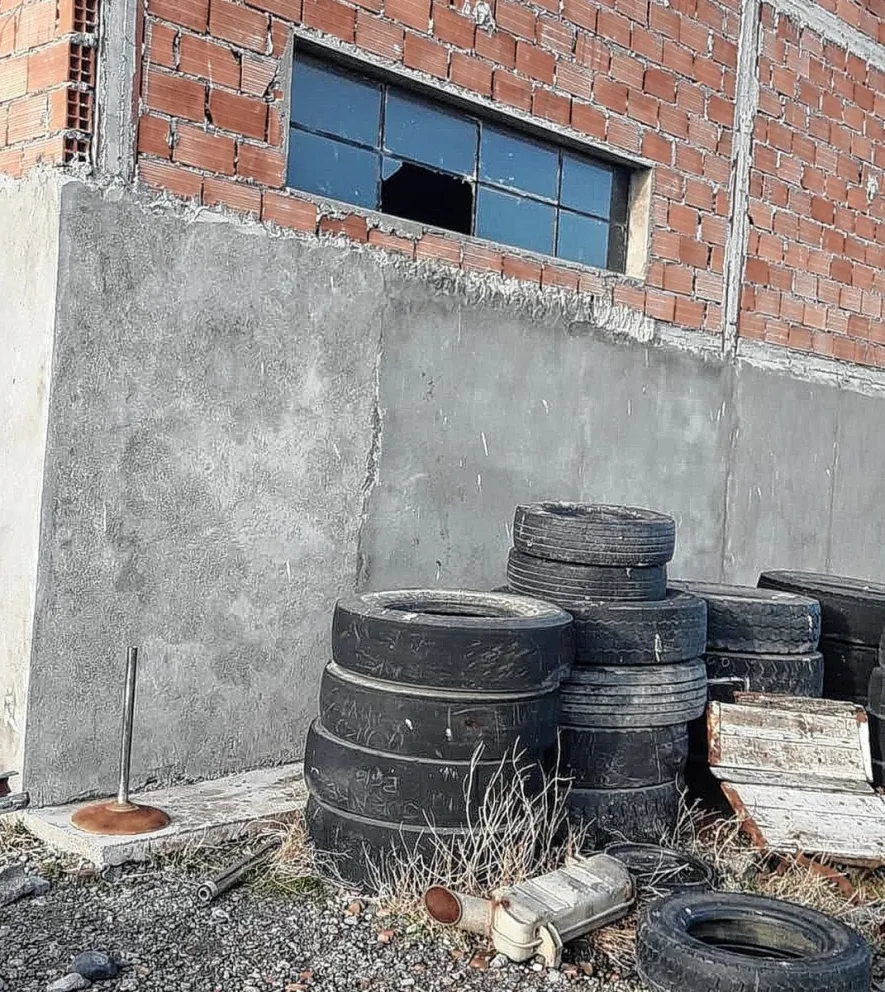Robaron máquinas esquiladoras de frigorífico de carne de Trelew al que los ladrones ya saquearon diez veces