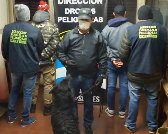 Con ayuda del can "Black", la policía detuvo a dos personas que pretendían viajar a Buenos Aires con cocaína