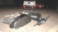 Automóvil y motocicleta chocaron en Roca y Mendoza, y se registraron daños materiales