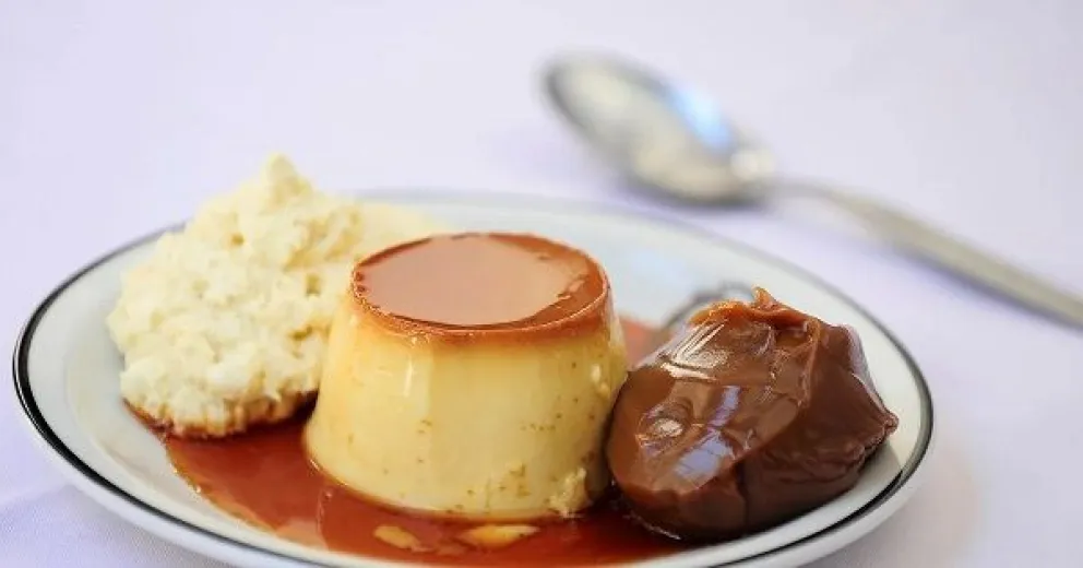 Un clásico que nunca falla: flan casero con crema y dulce de leche