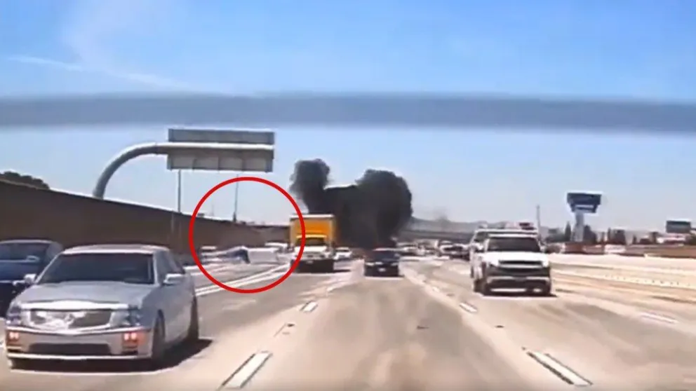 Video: una avioneta cayó sobre una autopista en California y generó pánico en los conductores