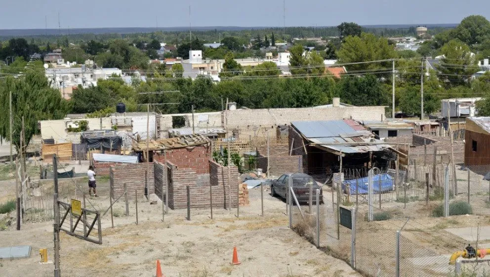 Un abuelo intentó desalojar una casa que habitan sus tres nietos