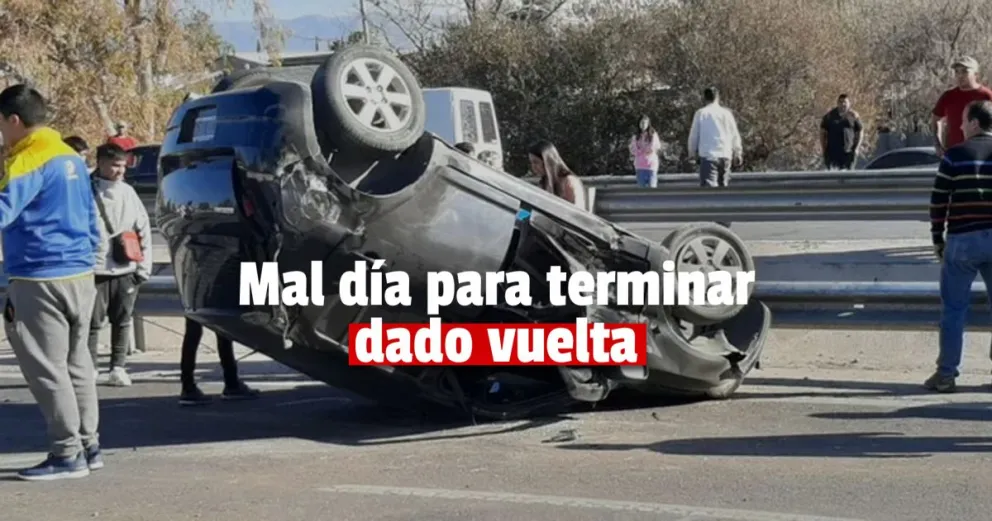 Video: un auto volcó en plena Avenida de Circunvalación 