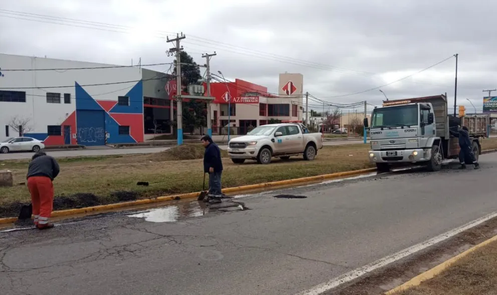 Personal de Vialidad Nacional trabajó en el bacheo sobre Ruta 22 tras la lluvia