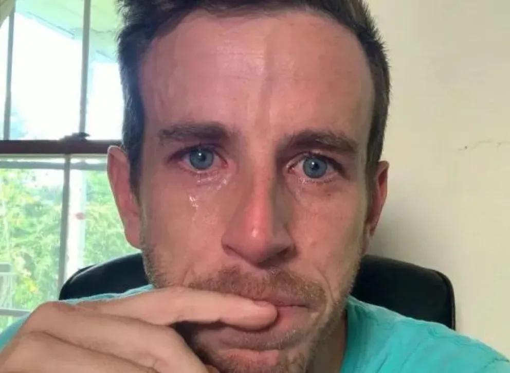 Insólito: un hombre despidió a sus trabajadores, subió una foto a LinkedIn llorando y se volvió viral