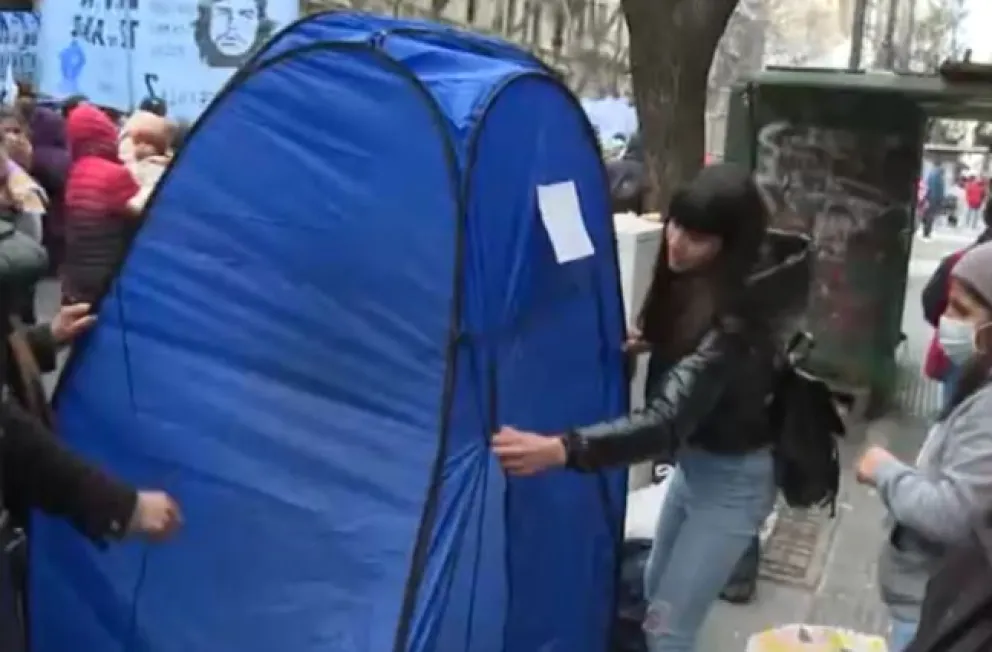 Instaló “carpas-baños” durante la marcha piquetera y ganó $20.000 en un día