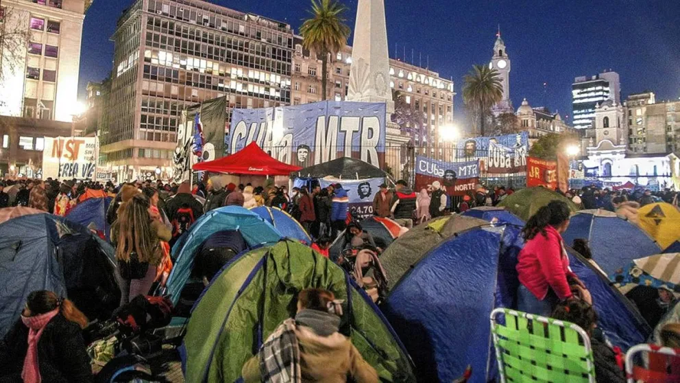 Piqueteros acampan en Plaza de Mayo con reclamos a Massa y al Gobierno: "La situación social está reventando"