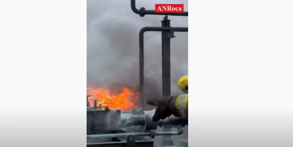 Video: Así combatían los bomberos el incendio en el pozo petrolero al norte de Roca