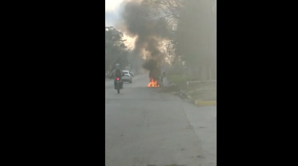 VIDEO: Una moto explotó, se prendió fuego y su dueño se fue caminando como si nada