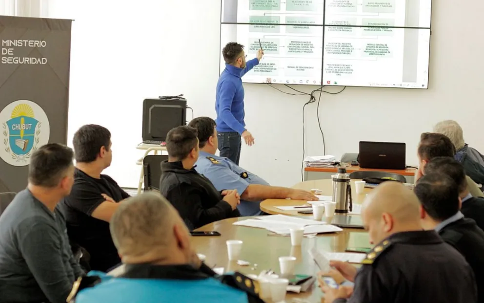 La Policía del Chubut trabaja en la actualización de protocolos para el funcionamiento de los Centros de Monitoreo Urbano