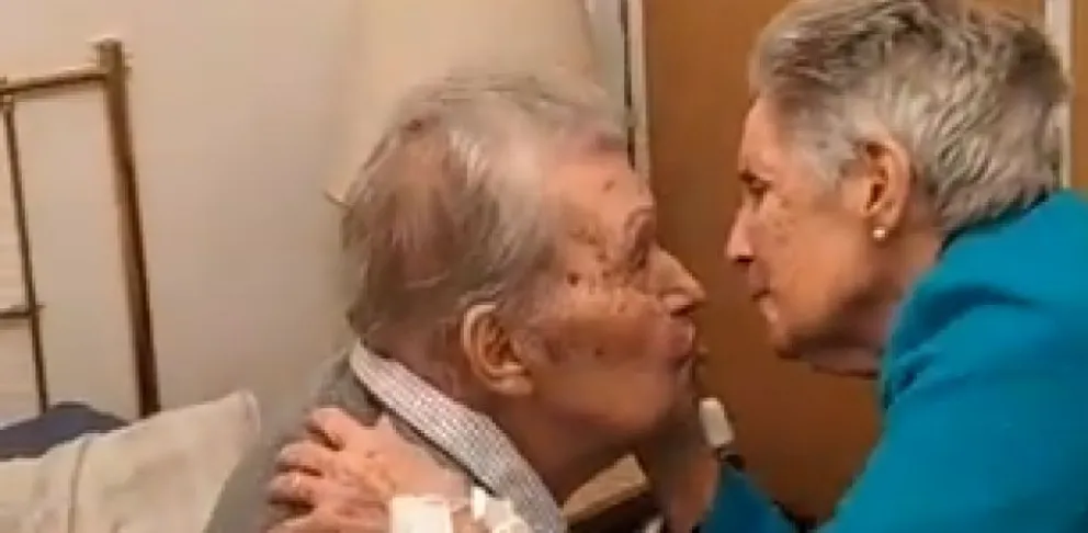 Ella estaba internada, él la esperó y su reencuentro conmovió a todos: “Qué gusto verte mi amorcito”