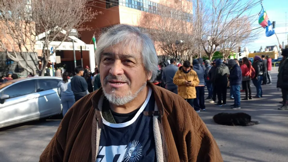 Campaña de recolección de firmas en Viedma para derogar el DNU de Milei