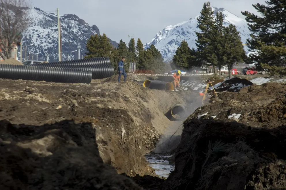 La pala excavadora de una empresa privada fisuró un caño maestro de gas