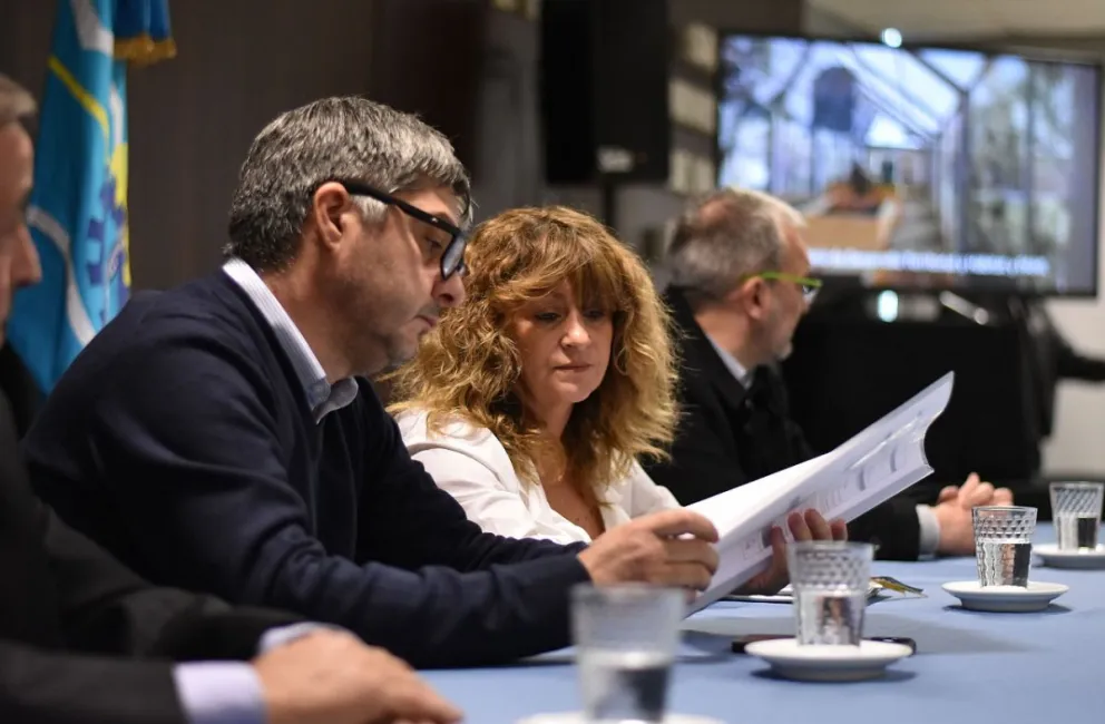 El gobierno provincial realizó la licitación para la construcción de 32 viviendas y Centro de Día para personas mayores en Comodoro Rivadavia