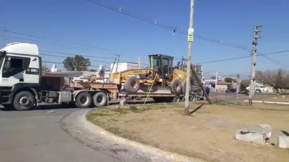 De no creer: camionero cordobés dejó un barrio sin luz, cable y wifi