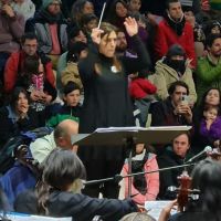 La Orquesta Escuela de Los Coihues toca para conseguir un contrabajo