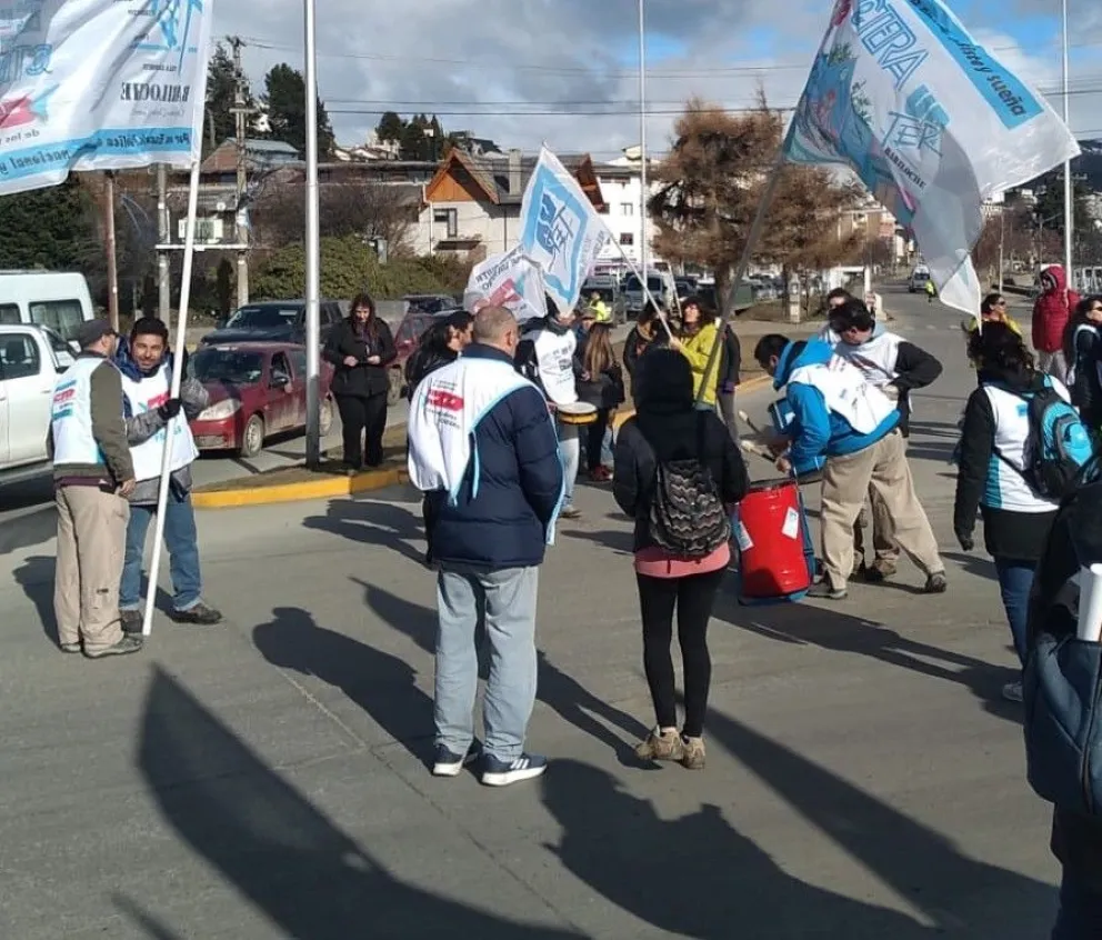 En su segundo día de paro, Unter se manifestó en la rotonda del Ñireco