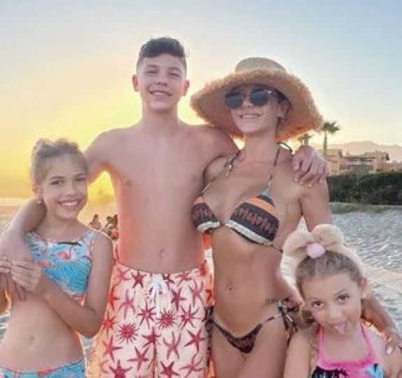 Evangelina disfruta de la playa de Marbella junto a sus hijos