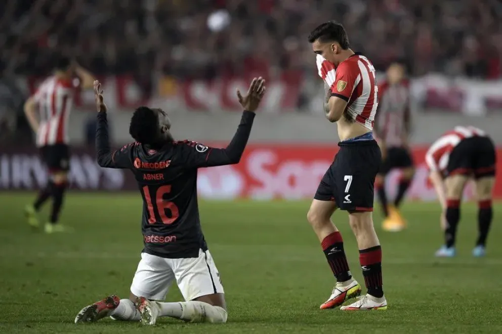 El Pincha, afuera con polémica: Estudiantes perdió con Paranaense en el final y quedó eliminado