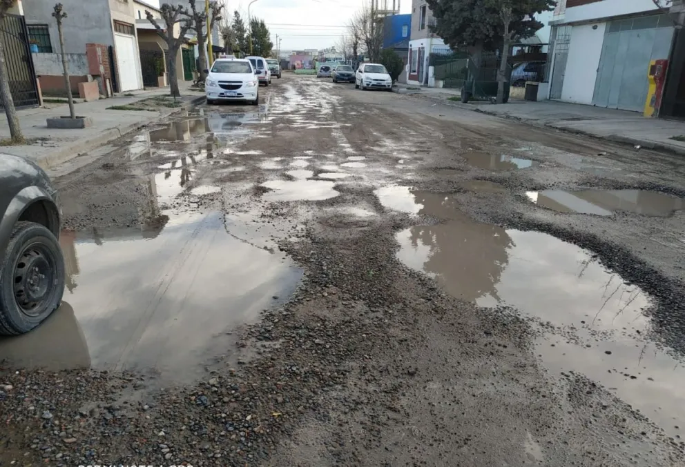 Indignación por otra pérdida de agua potable en Viedma: llevan un mes de reclamos y nadie hace nada 