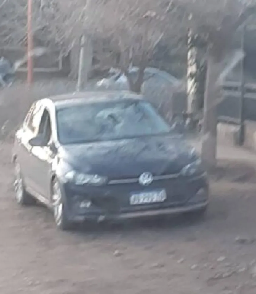 Un policía golpeó a la pareja de su ex, los amenazó con un arma y huyó con su hija de 11 años.