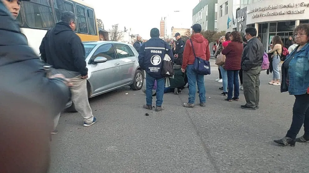 Chocaron un auto y un colectivo en céntrica esquina de Trelew y una mujer resultó lesionada