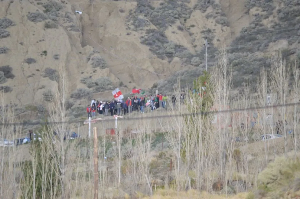 Brutal enfrentamiento entre hinchas de Petroquímica y Huracán: tres personas fueron baleadas