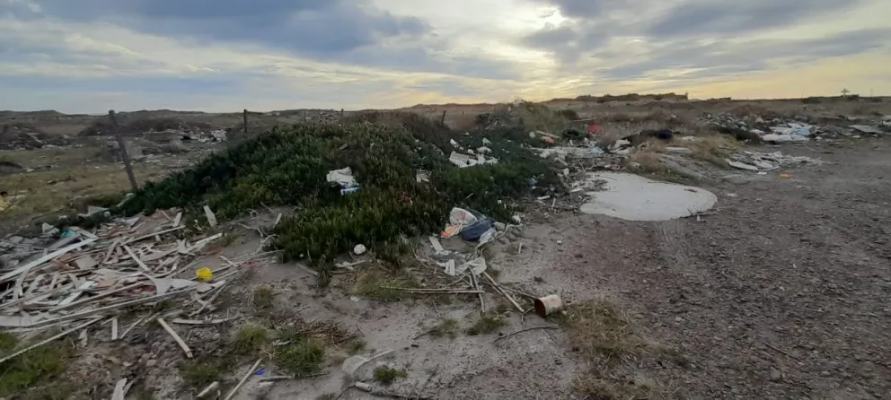 La basura genera polémica en el balneario El Cóndor 