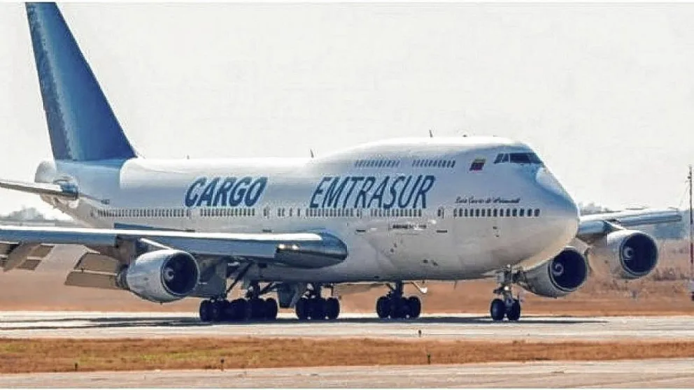 El avión venezolano ya tiene pegada una faja de secuestro a pedido de Estados Unidos