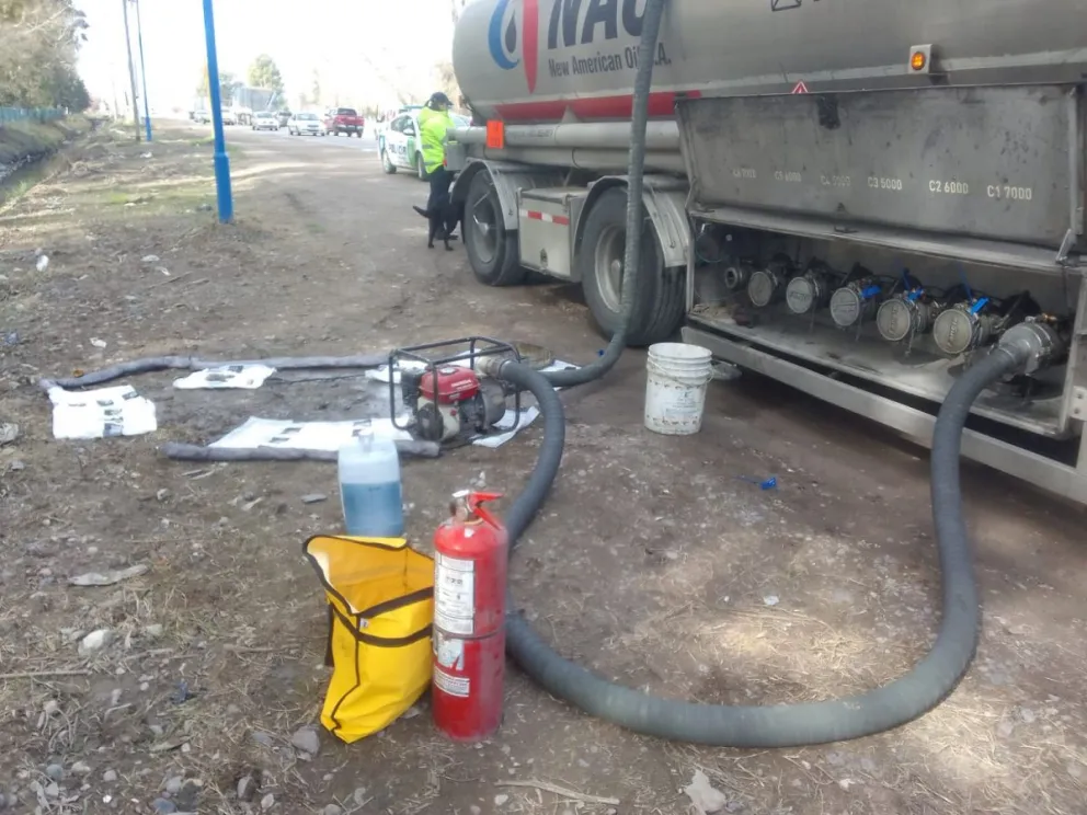 Un camión de combustible lleva varios días varado sobre Ruta 22 y Vintter 